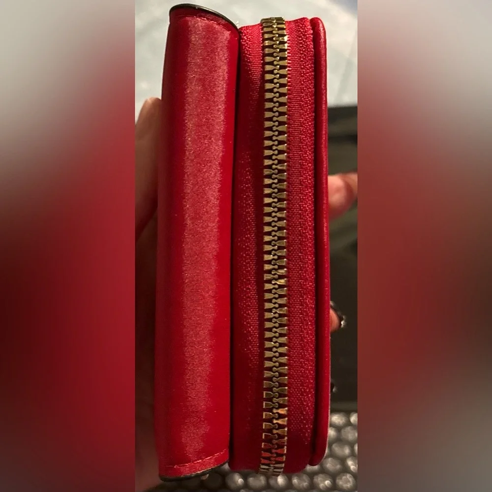 NWT Elegant Red Heart Clasp Women's Trifold Wallet